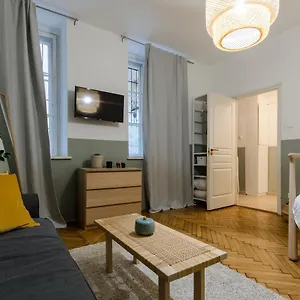 Next To Opera House A26 , Budapeste Hungria